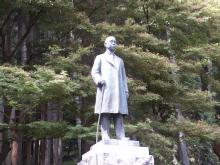 初夏に包まれて立つ波多野鶴吉翁銅像